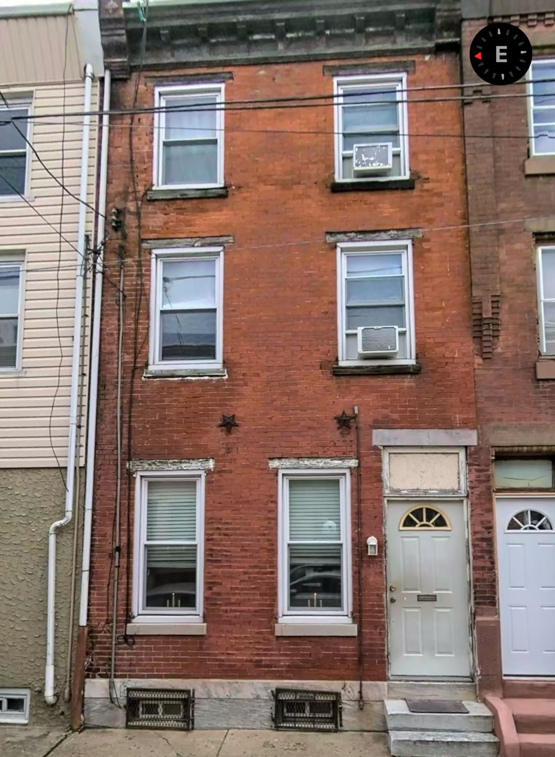 Philadelphia rowhome facade before restoration