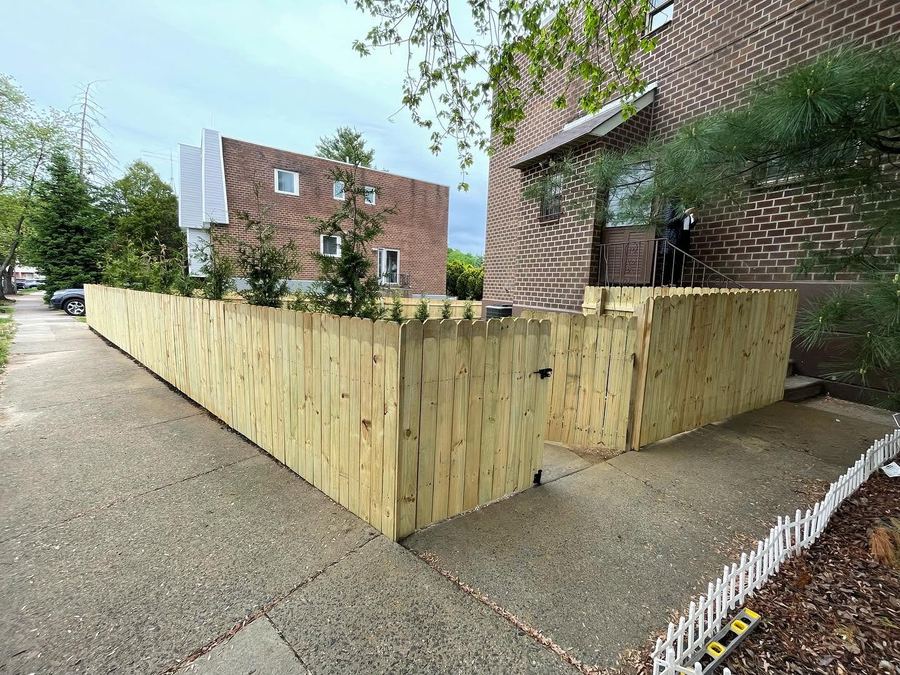 Stockade fence corner installation
