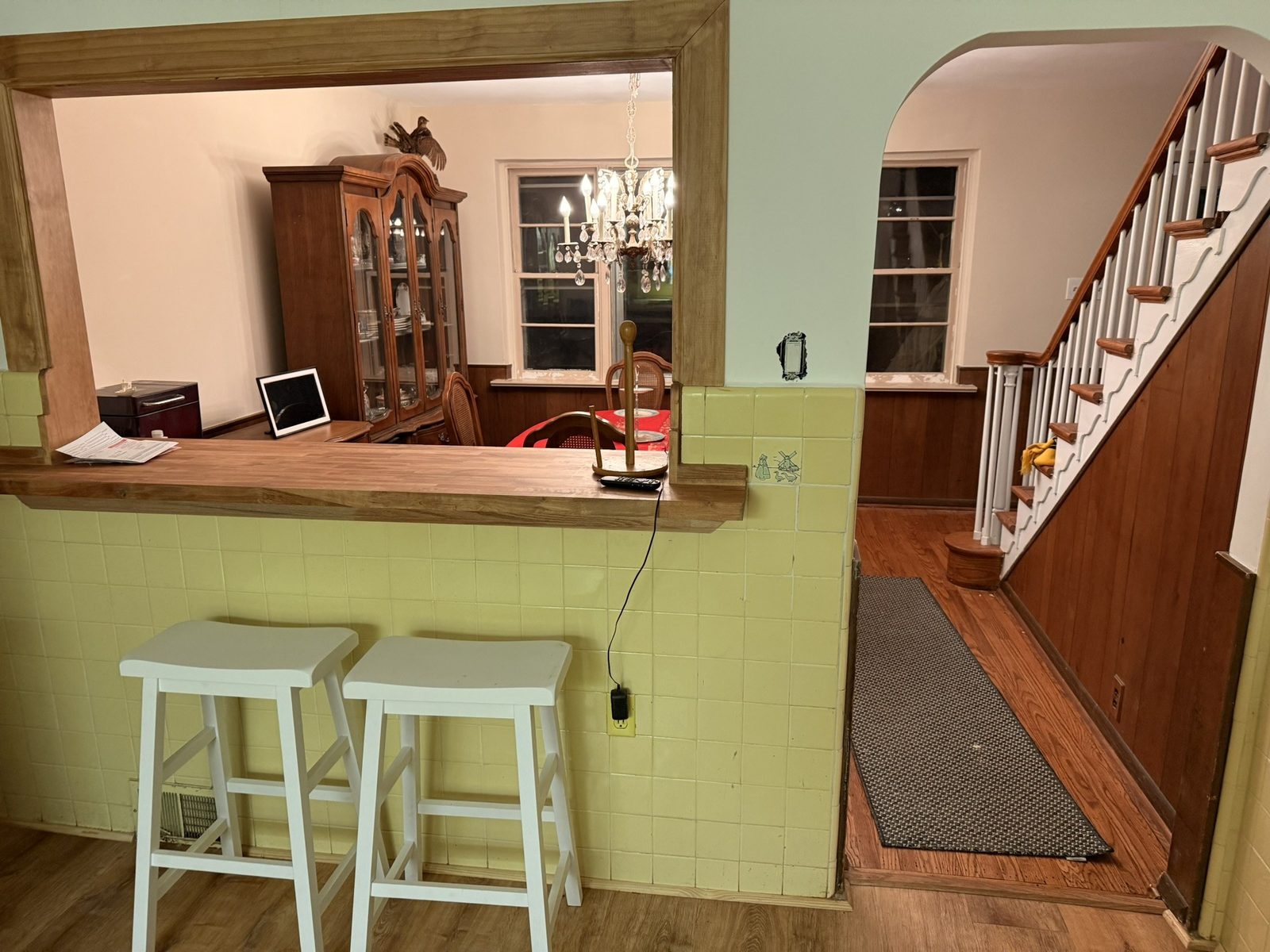 After: the finished breakfast bar between kitchen and dining