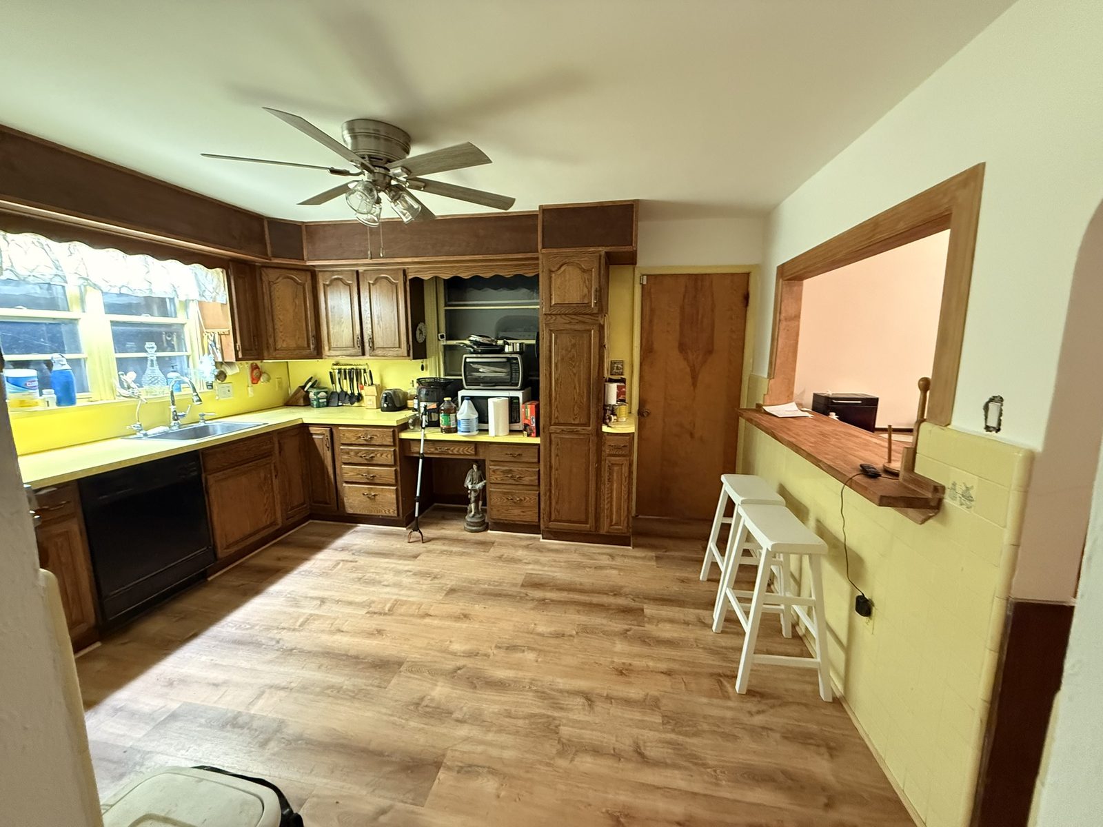 Southampton kitchen with new plank flooring and breakfast bar